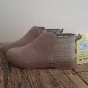 TOMS youth desert taupe suede/mud hut ankle boots